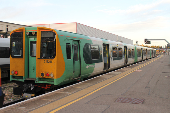 313211 at Portsmouth & Southsea