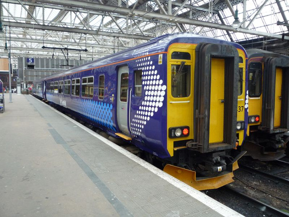 156437 at Glasgow Central 18.4.09