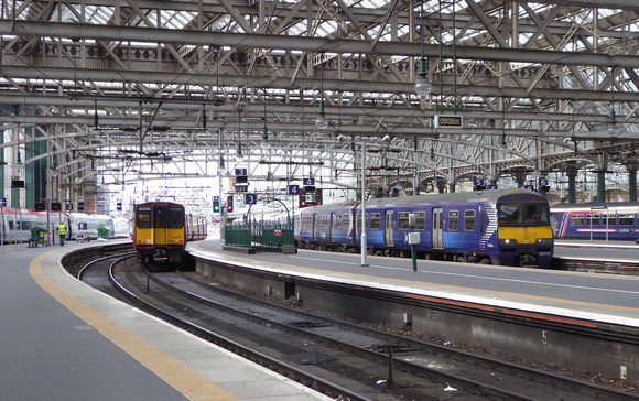 314216 and 321310 at Glasgow Central