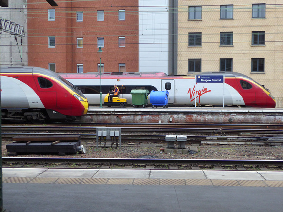 390130+390136 at Glasgow Central