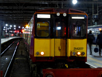 314208+314207 at Glasgow Central