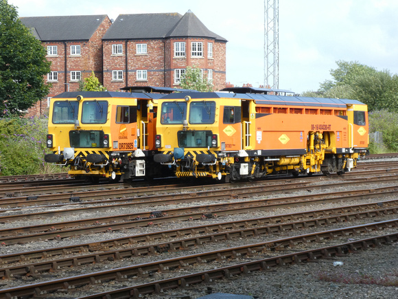 DR73925 and DR73921 at Chester