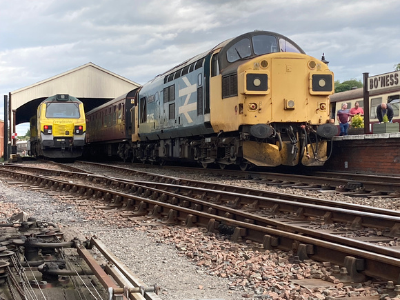 70010 and 37025 at Bo'ness