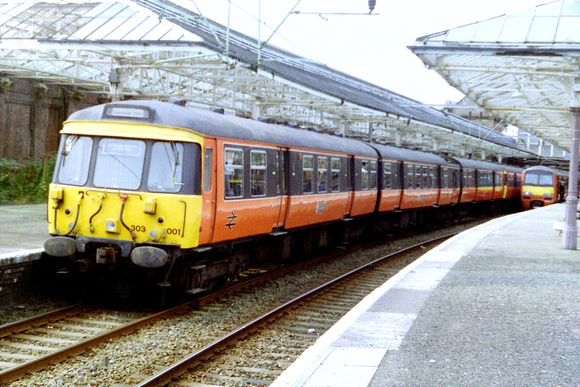 303001 at Helensburgh Central
