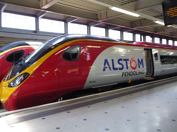 390054 at London Euston