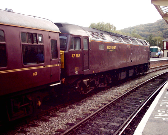 47787 arrives at Keighley